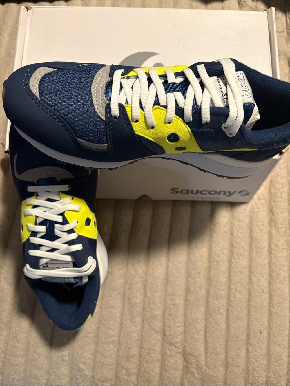 Saucony unisex Navy and Neon Yellow Athletic Sneakers BNWT m(9) w(10.5)